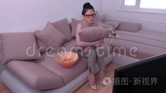 紧张的女人看电视视频