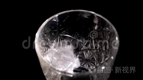 冰块掉进玻璃杯里视频