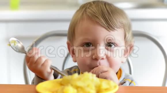 吃土豆的小男孩视频的预览图