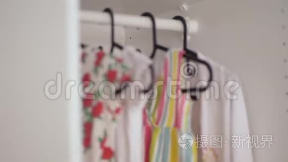 一件挂在衣柜里的女婴衣服视频