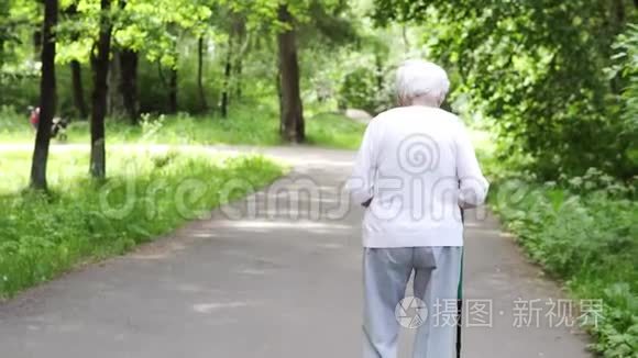 这位老妇人晚年开始跳舞视频