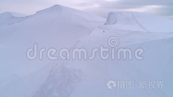 飞过滑雪板视频