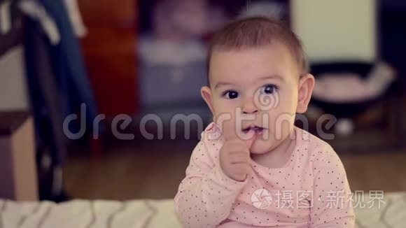 女婴手指吮吸口室内粉色床儿童出牙问题的发展