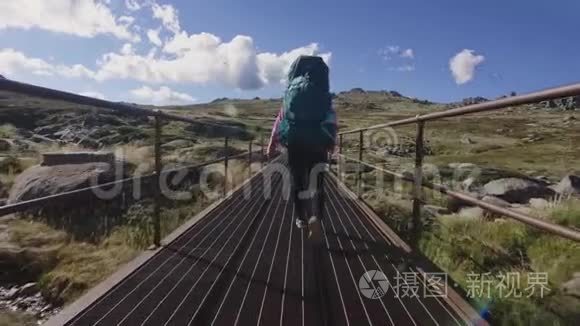 女人在科西尤兹科山徒步旅行视频