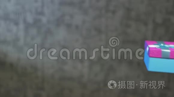 男人`手在漂亮的盒子里送给女孩一份礼物，但不要把它送给别人