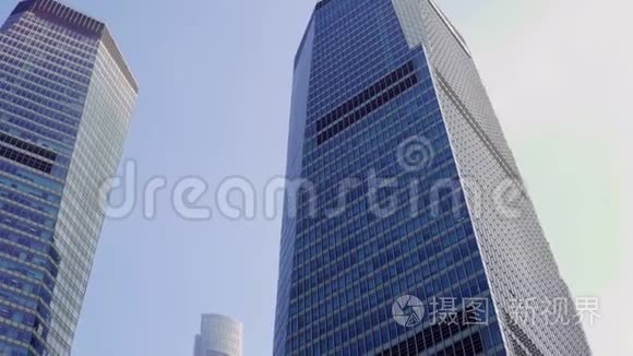 两座摩天大楼之间，第三座是在中国上海浦东的蓝天上可见的