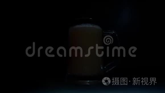 一个大杯子里装满了泡沫蓬松的啤酒，周围是迪斯科派对的闪光灯