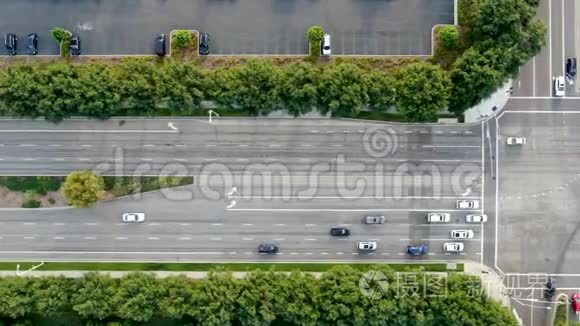 Irvine商业区交通小的城市道路的鸟瞰图