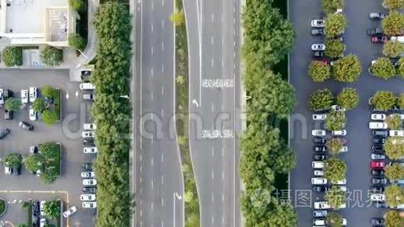 Irvine商业区交通小的城市道路的鸟瞰图