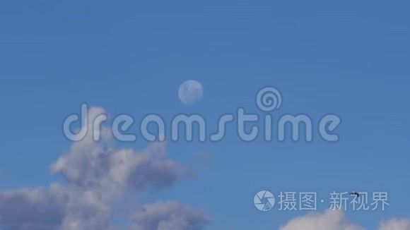 月亮和蓝天与云彩视频