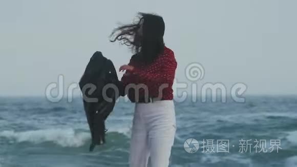 亚洲女孩用码头触碰海水视频