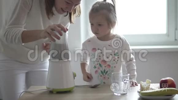 妈妈和小女儿正在准备奶昔视频