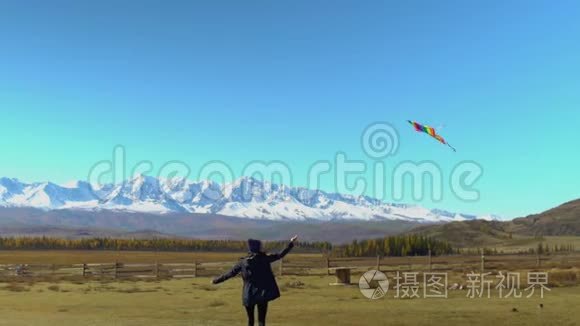 女孩带着风筝在山上到处跑。 自由概念