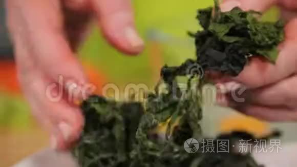 一个女人手里拿着干草