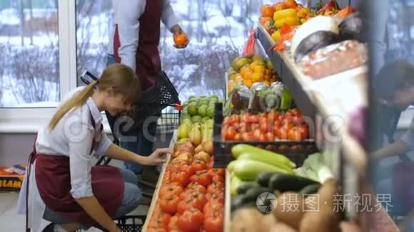 积极的杂货店老板在商店工作视频