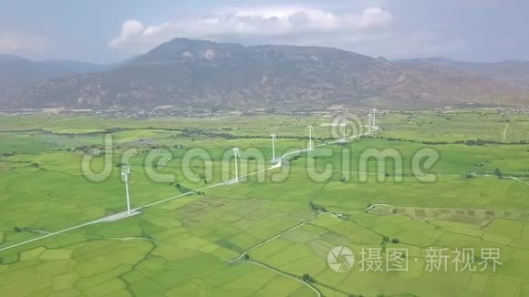 农田空中景观风力发电机。 来自飞行无人机的风力涡轮机景观。 绿色技术