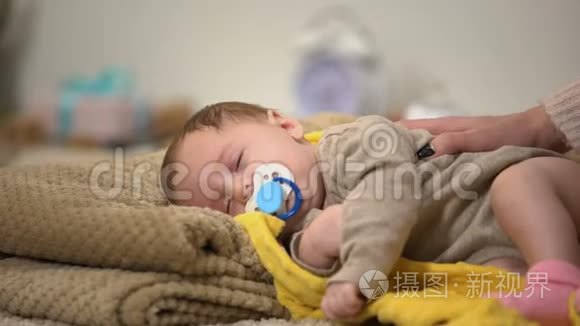 非常可爱的新生儿睡觉吮吸，健康的孩子发育