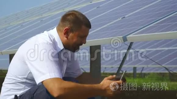 男性拍摄太阳能电池板背面的照片