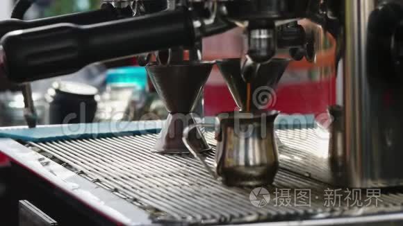 浓缩咖啡从咖啡机里注入金属玻璃