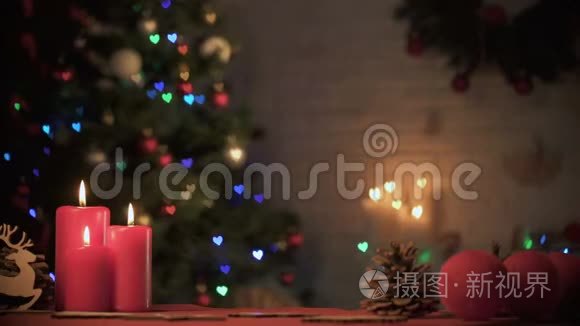 节日快乐的女孩在装饰精美的圣诞树下拿礼物盒