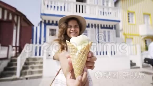 女性手中的华夫饼锥冰淇淋视频