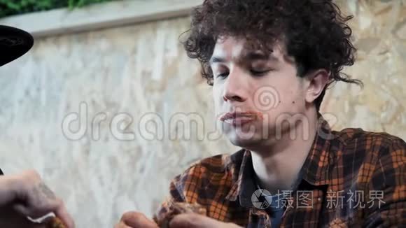 吃快餐. 肥胖社会和营养不良的概念短视频