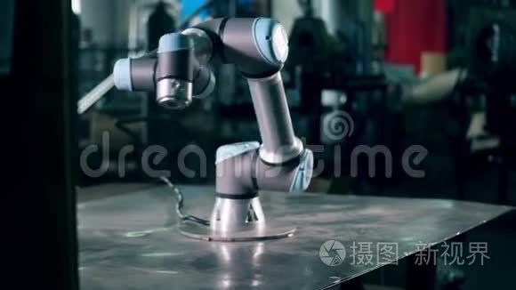 现代机器人在工厂工作，在桌子上移动。