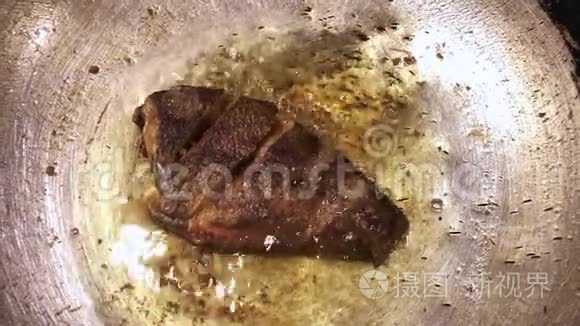 煎锅里的鱼用非常热的油煎起来视频