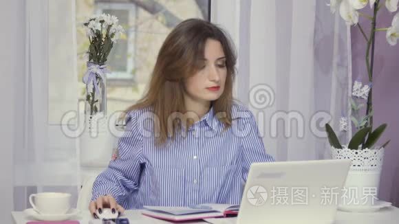 手提电脑前的疲惫女人