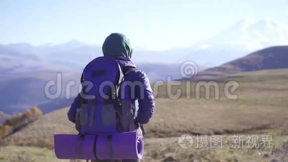 带着旅游背包在山路上旅行的阿拉伯年轻女子，慢悠悠