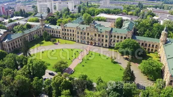 夏季，在基辅理工学院上空飞行，阳光明媚。 KPI主校区