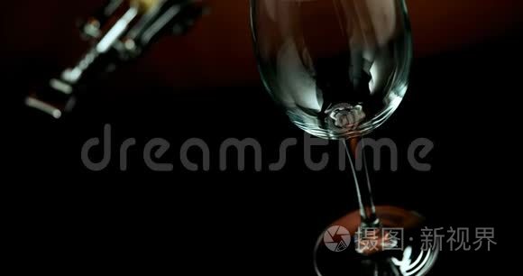 红酒倒入酒杯4k