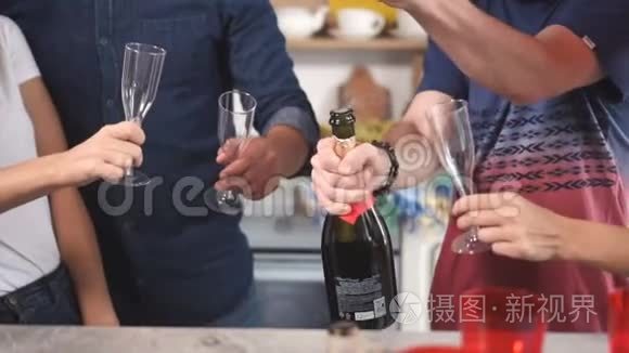 庆祝活动期间享用香槟视频
