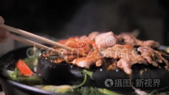 人们用筷子做饭、捡猪肉、翻猪肉，在火锅上用深色和谷物的方法迎接韩国烧烤