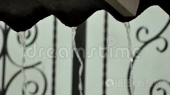 水从屋顶淋浴排出视频