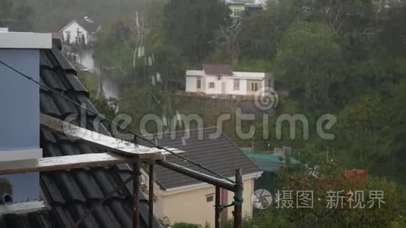 受台风和季风影响的山区小镇。 暴风雨雨季