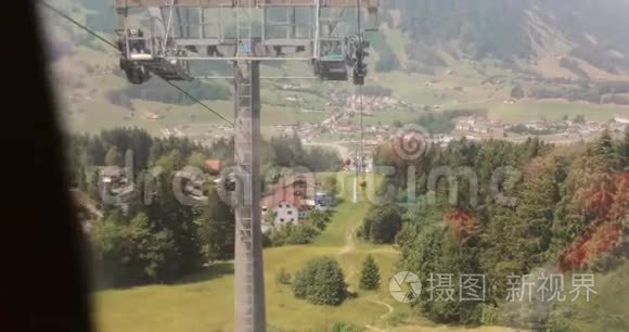 宽敞的展位攀登群山。 夏天。