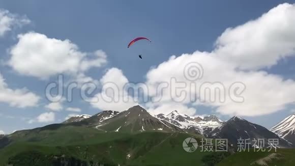 白种人绿山中的滑翔伞美景视频
