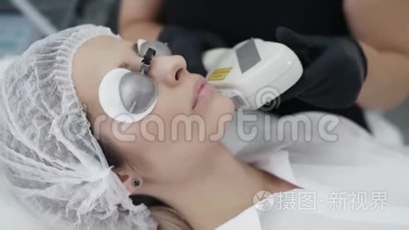 慢动作美容师用特殊器械制作洁面乳润肤的少女程序