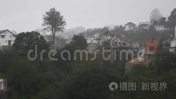 受台风和季风影响的山区小镇。 暴风雨雨季