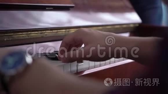 音乐表演者的特写`他的手在弹钢琴