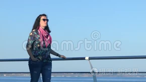 4美丽的女人走在码头上。 蓝色平静的大海在一边。 特写镜头