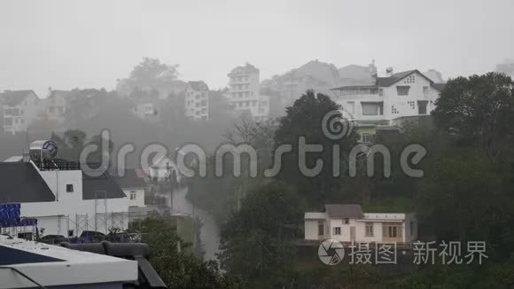 受台风和季风影响的山区小镇。 暴风雨雨季