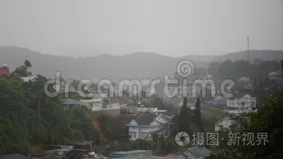 受台风和季风影响的山区小镇。 暴风雨雨季
