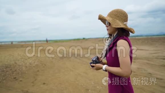 农村的流浪妇女用照相机拍照视频