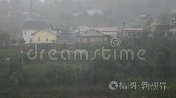 受台风和季风影响的山区小镇。 暴风雨雨季