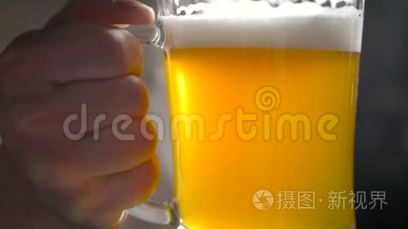 在穆格加入新鲜啤酒视频