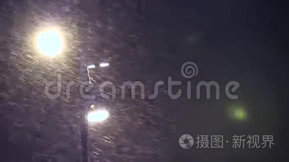 暴风雪期间大雪，冬季有灯光背景