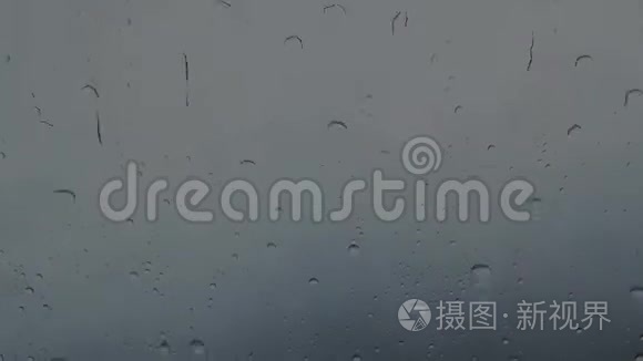 雨点落在汽车前玻璃上视频