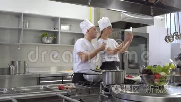 厨师在专业厨房自拍视频